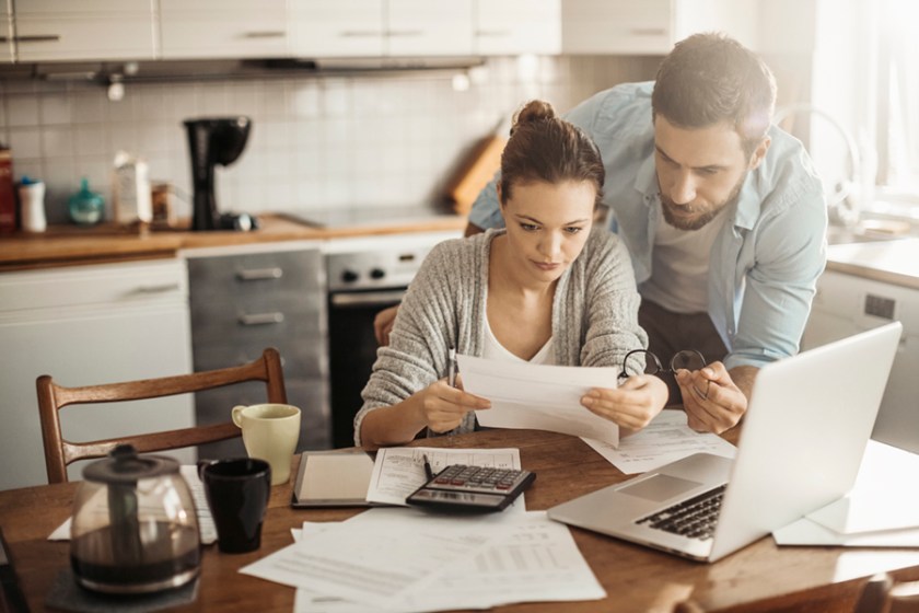 Parents working together in their financial education